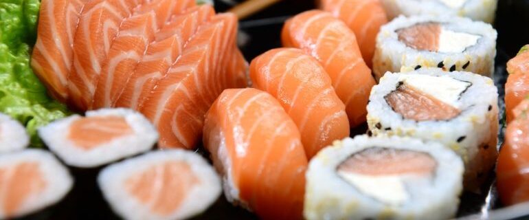 Sushi misti su piatto elegante con ingredienti freschi e colorati