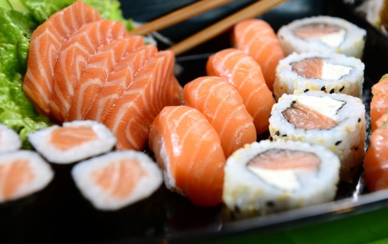 Sushi misti su piatto elegante con ingredienti freschi e colorati