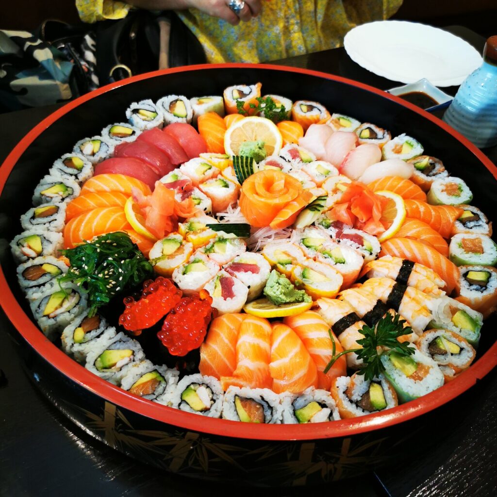Set di sushi e sashimi con salsa di soia e wasabi