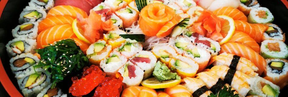 Set di sushi e sashimi con salsa di soia e wasabi