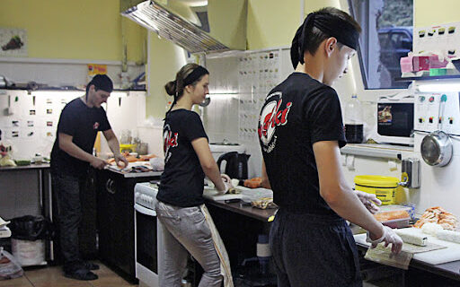 Staff del ristorante giapponese Wasabi Way Milano sorridente