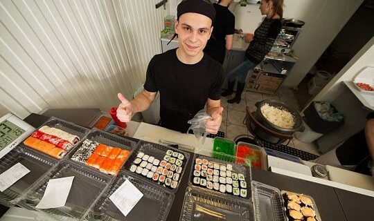 Staff del ristorante giapponese Wasabi Way Milano sorridente