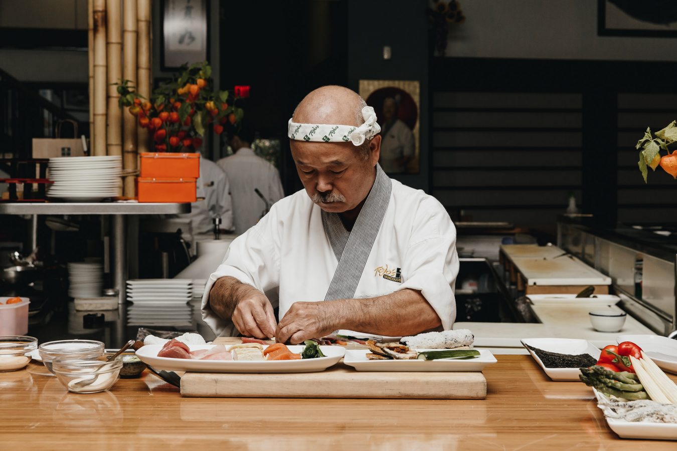 Chef giapponese prepara sushi fresco al bancone